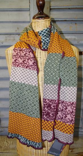 Preview: Invero Schal Jane Cottage, Merinowolle  , um den Hals gewickelt